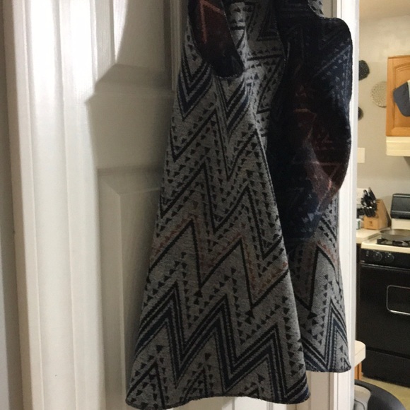 Beautiful Patterned Open-Front Vest - Picture 4 of 8